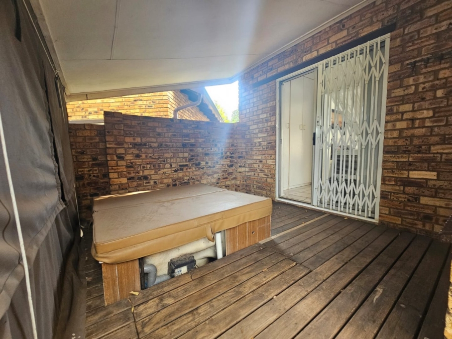 3 Bedroom Property for Sale in Safari Gardens North West